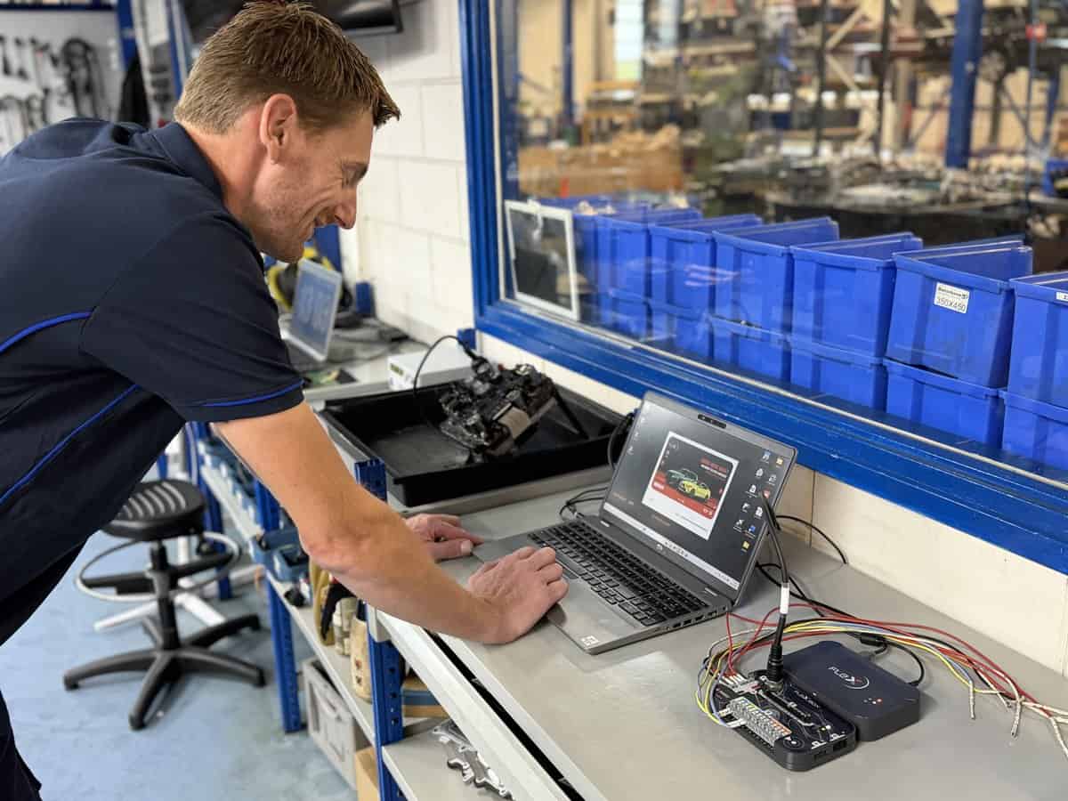 Monteur leest een TCU uit op de flashbank met een bench programmer