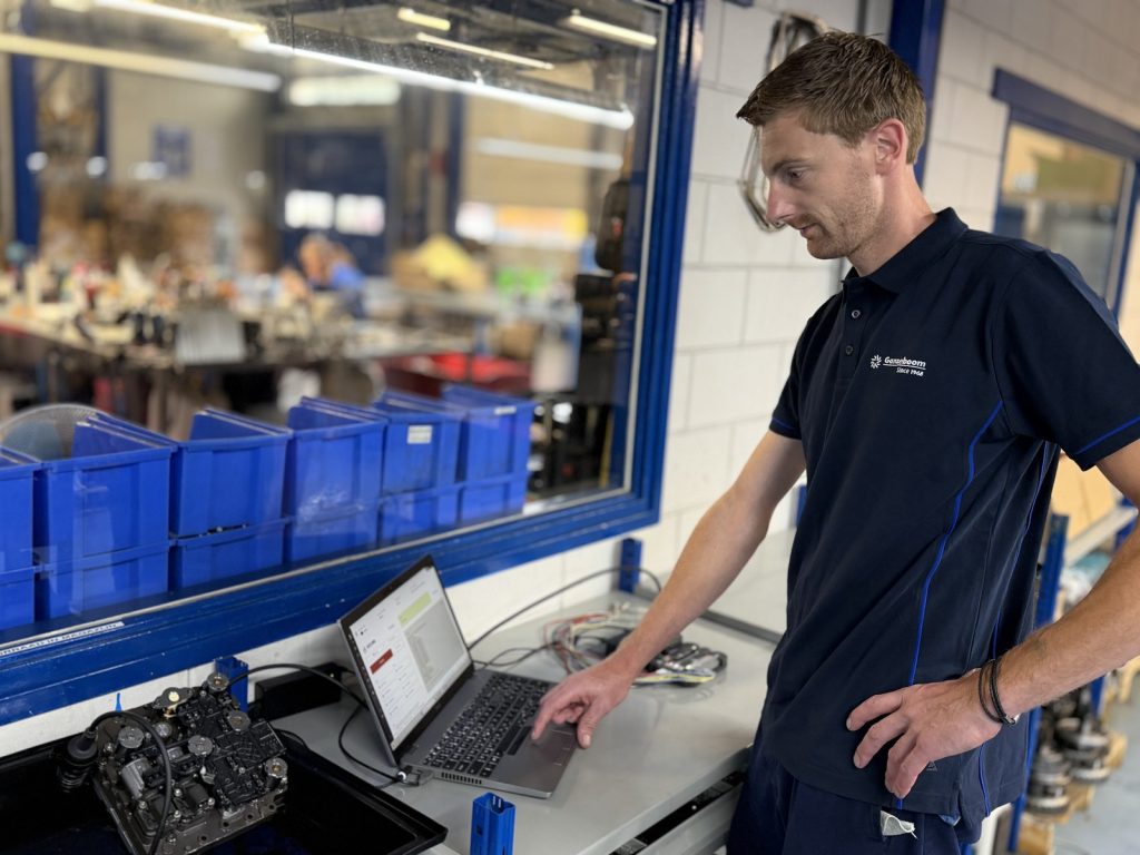 Monteur van Ganzeboom aan de diagnoselaptop in de werkplaats