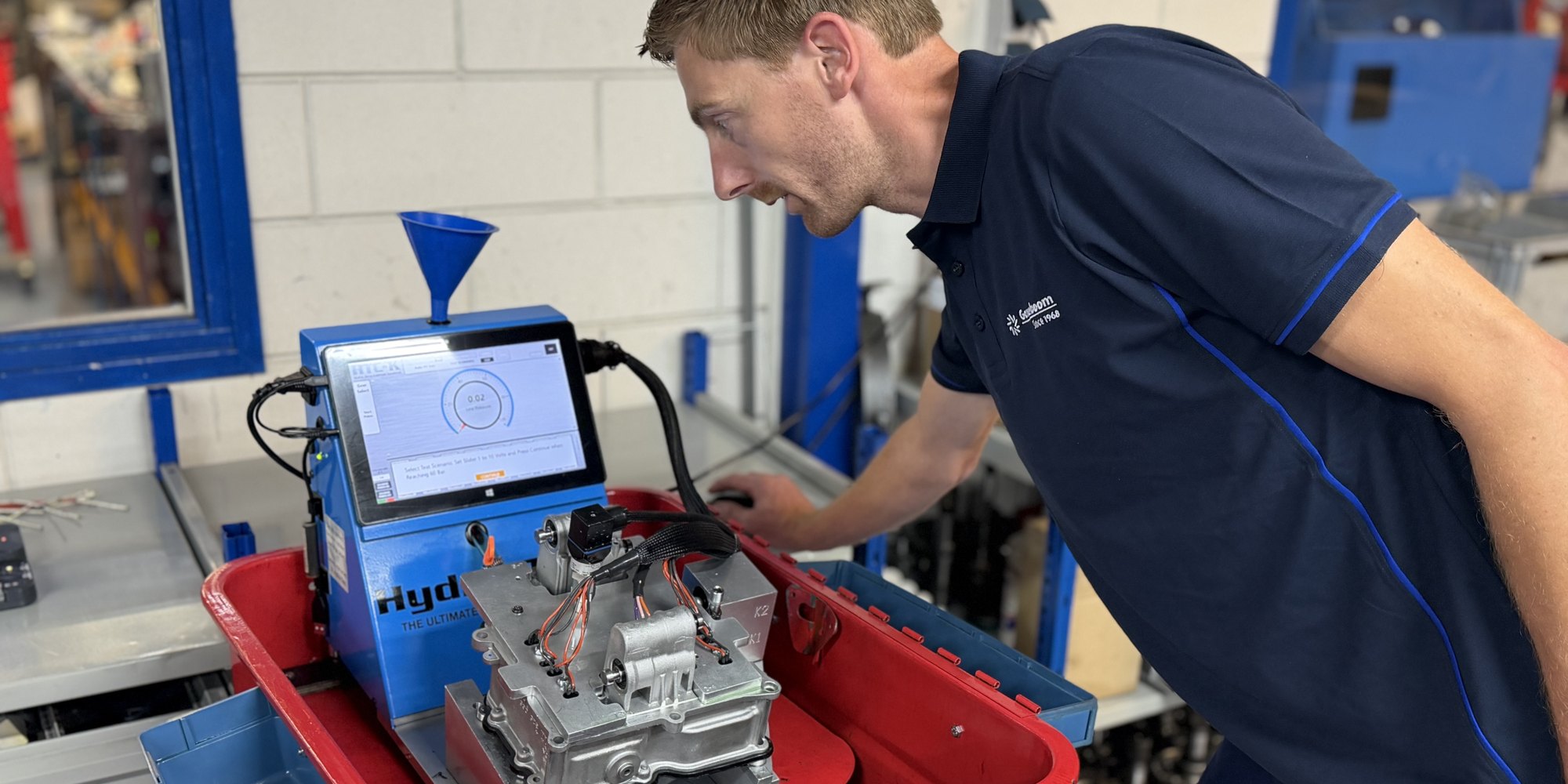 Monteur van Ganzeboom test een DSG mechatronic op de Hydra-testbank