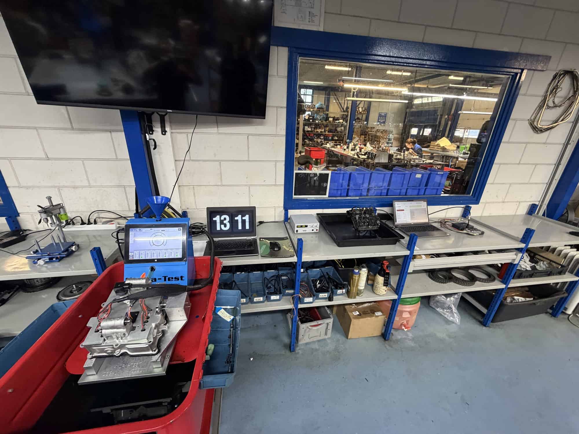 Testplek in de werkplaats van Ganzeboom met de Hydra-testbank