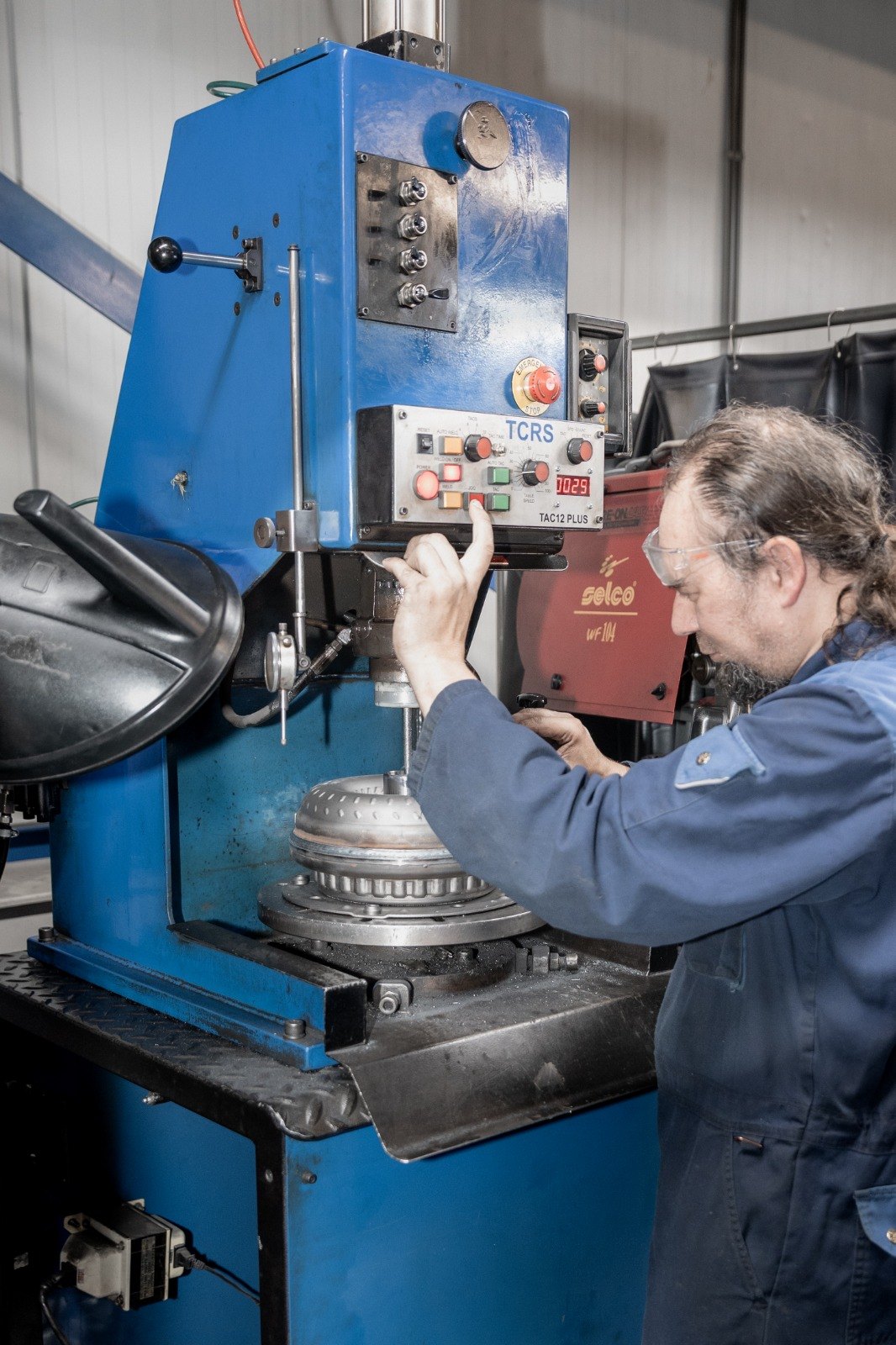 Medewerker van Ganzeboom aan de revisiemachine met een koppelomvormer