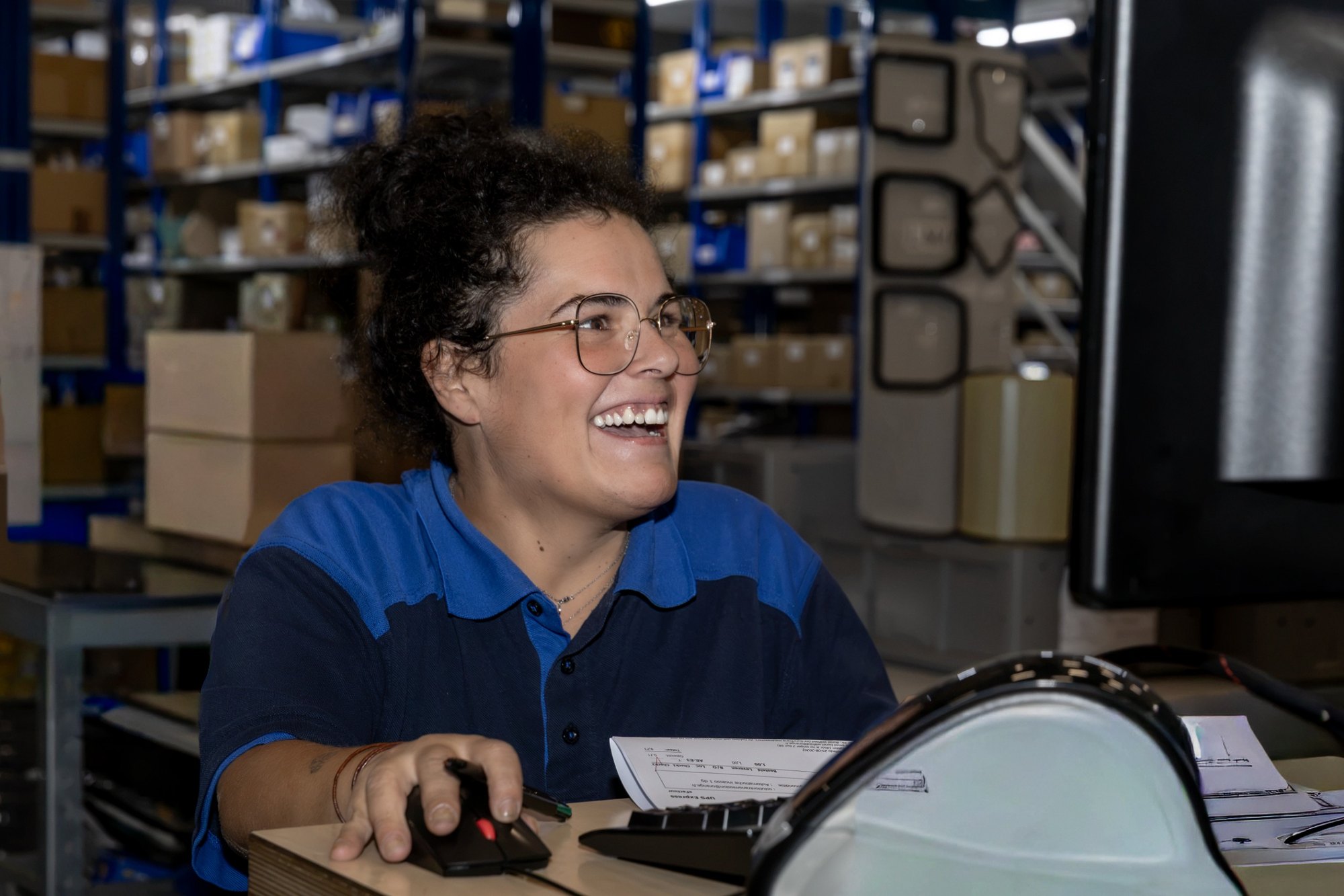 Medewerker van het magazijn van Ganzeboom aan haar werkplek
