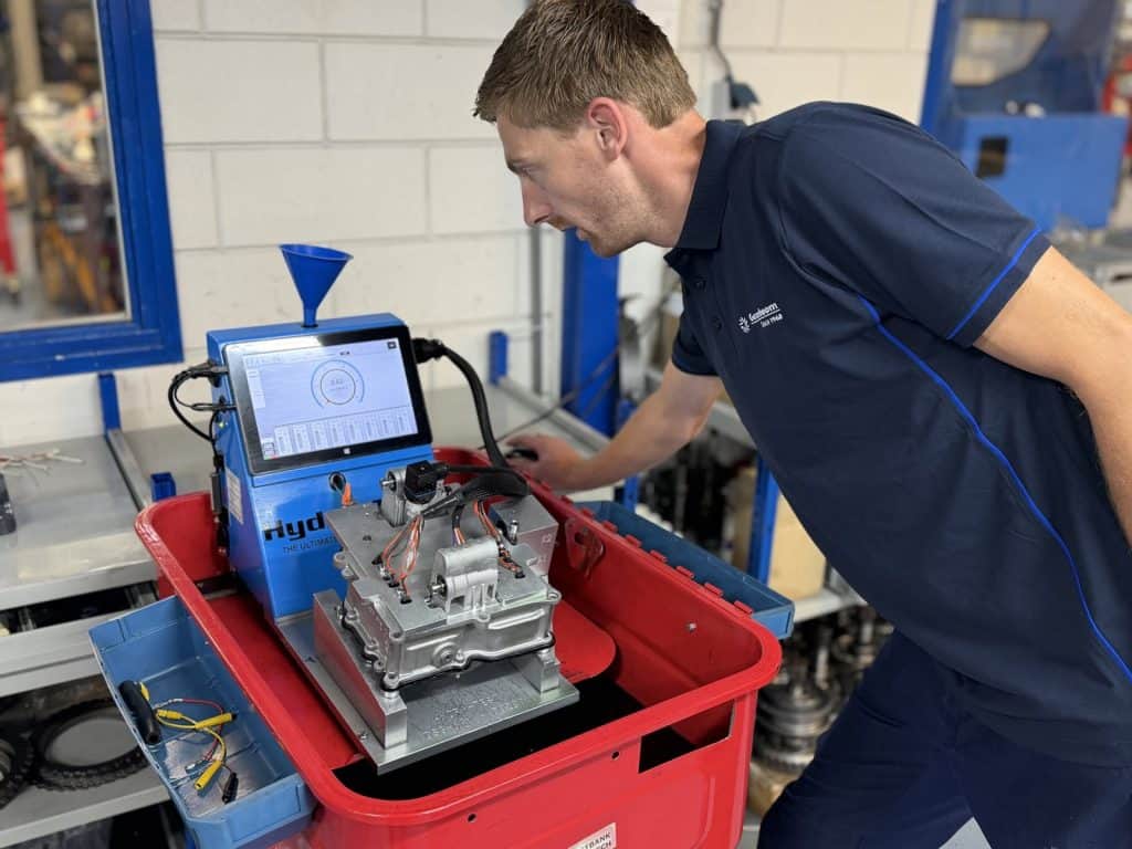 Monteur van Ganzeboom test een DSG mechatronic op de Hydra-testbank
