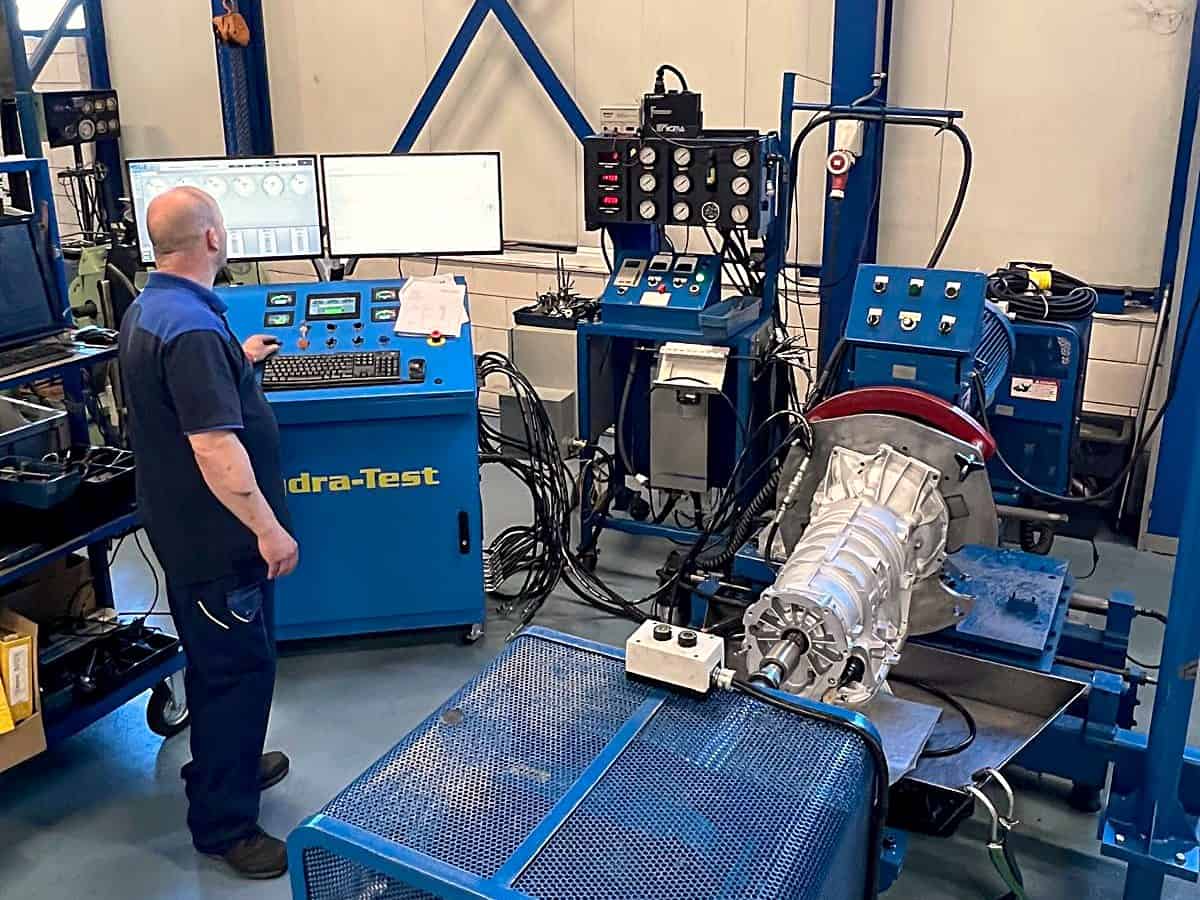 Gereviseerde automatische versnellingsbak draait op de testbank bij Ganzeboom, terwijl een specialist de meetwaarden op de computer volgt.