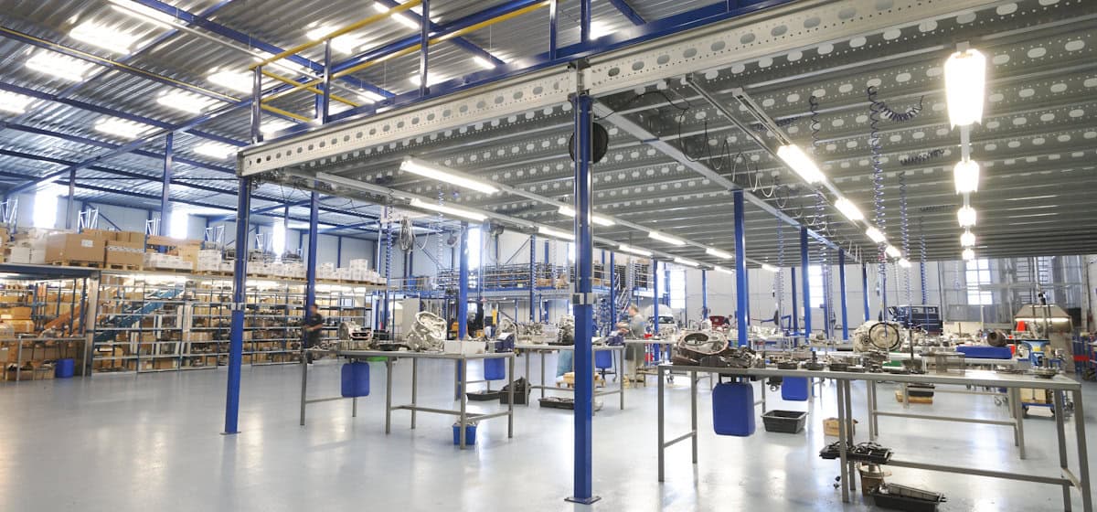 The Ganzeboom workshop in Almelo with remanufacturing benches and the transmission parts warehouse behind.