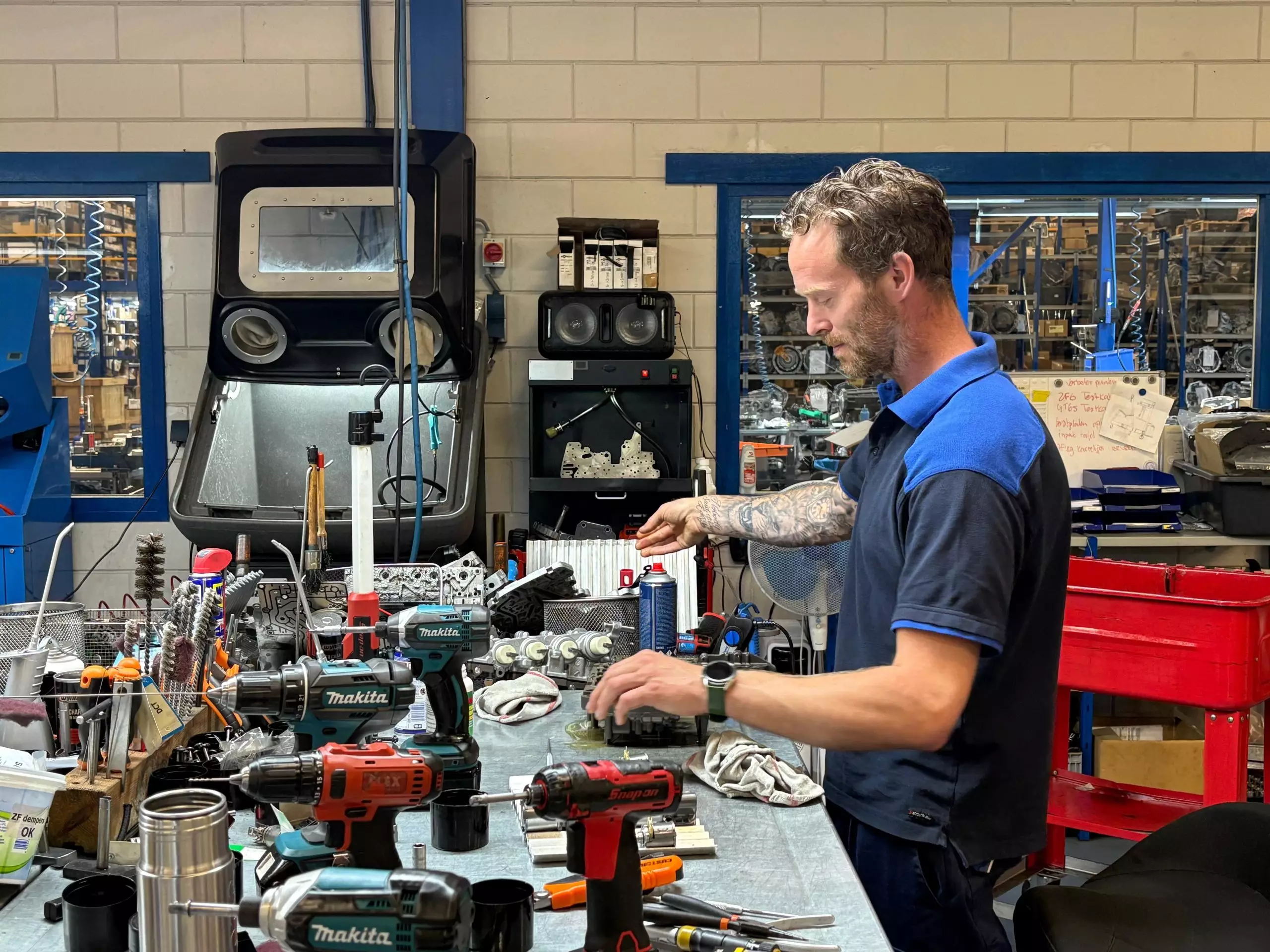 Ganzeboom werknemer in werkplaats